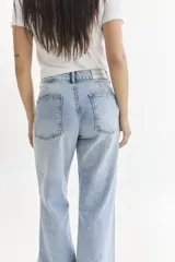 Pantalón de jean celeste de corte wide leg y tiro alto.