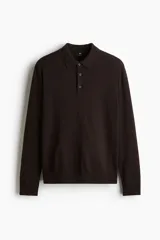 Remera polo de manga larga para hombre de punto fino en lana merino, color marrón oscuro, con cuello tipo polo, tapeta de tres botones y ribetes acanalados en puños y bajo.