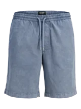 Bermuda de calce relajado color gris, con cintura ajustable con cordón, bolsillos delanteros y traseros, confeccionada en tejido dobby con sutil textura geométrica.
