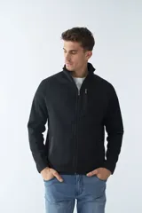 Campera negra tejida bondeada para hombre, con fit regular, logo estampado, cremallera entera y bolsillos con cierre.