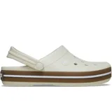 Zueco Crocs modelo Crocband Gum, color beige con banda marrón y blanca en la suela. Diseño deportivo con perforaciones en la parte superior y correa pivotante en el talón.