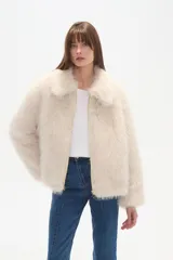 Campera de abrigo color beige claro, con textura de pelo largo y suave, cuello solapa y cierre frontal.