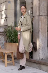 Trench largo de gamuza en color beige, con solapas amplias, diseño abierto y corte recto.