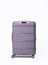 Valija rígida de viaje color lila con ruedas giratorias, manija telescópica y cierre de seguridad con combinación numérica.