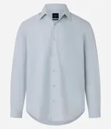 Camisa de microfibra de manga larga color negro, de calce regular, con cuello camisero y cierre frontal con botones. Incorpora tecnología Easy Care para un secado rápido y menor formación de arrugas.