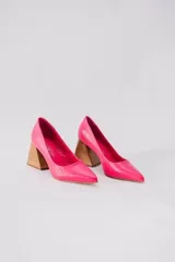 Zapato de tacón color verde agua, con punta fina y taco cuadrado forrado en cuero tipo madera.