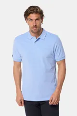 Remera polo lisa de piqué en color celeste, con cuello camisero, cierre frontal con botones y manga corta.