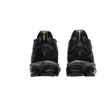 Championes de running Asics Gel-Quantum 180, color negro con detalles en dorado. Presentan tecnología de amortiguación GEL en la entresuela, diseño de malla transpirable y refuerzos sintéticos en los laterales con el logo de la marca.