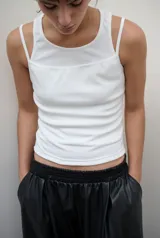 Musculosa de breteles finos con escote recto, confeccionada en tejido suave y elástico que se adapta a la silueta.