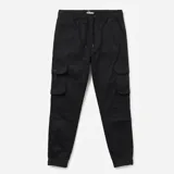 Pantalón cargo negro de corte relajado, con cintura elástica ajustable con cordón, bolsillos laterales con solapa y botones, y puños elásticos en los tobillos.
