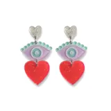 Par de aros colgantes con forma de corazón rojo con glitter, ojo turco lila con detalles en celeste y corazón plateado con glitter.