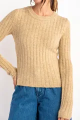 Sweater de manga larga, color gris jaspeado, con cuello redondo y tejido de punto acanalado vertical.