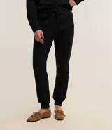 Pantalón jogger negro de algodón con cintura alta, elástico, lazo ajustable y tobillos ajustados.