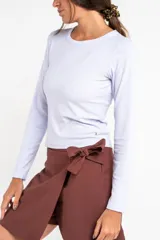 Remera negra de manga larga, con cuello redondo y tejido acanalado, de corte ajustado al cuerpo.