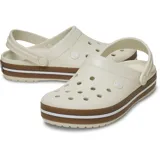 Zuecos Crocs modelo Crocband con diseño deportivo. Presentan una estructura de espuma Croslite en color negro con una banda lateral en tono caramelo y una línea blanca decorativa. Incluyen correa pivotante en el talón y perforaciones en la parte superior para ventilación y personalización.