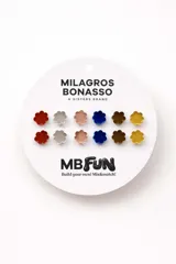 Set de seis pares de aros tipo studs con forma de flor, fabricados en acrílico de colores variados con perno de acero quirúrgico.