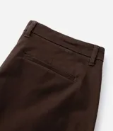 Pantalón de corte recto confeccionado en sarga de algodón con un toque de elastano. Presenta cintura con trabillas para cinturón, cierre tradicional de botón y cremallera, y bolsillos laterales y traseros.