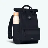 Mochila Cabaia modelo Explorer Wellington, color negro, con tapa enrollable, revestimiento impermeable, cremalleras AquaGuard, espumas traseras, bolsillo exterior para botella de agua, rayas reflectantes, compartimento principal amplio, bolsillo para ordenador de hasta 16 pulgadas, hebilla de bloqueo magnético Fidlock, correa para el pecho y sistema MOLLE.