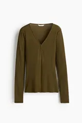 Top de manga larga ajustado al cuerpo, color verde oliva, confeccionado en tejido de punto acanalado fino. Presenta un escote en V profundo con una pequeña abertura frontal cerrada con dos corchetes.