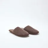 Pantuflas tipo mules color marrón con interior de felpa.