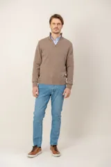 Sweater de lana lambswool color beige, con diseño de medio cierre frontal y cuello alto.