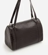 Cartera bowling grande Satinato de formato cilíndrico, confeccionada en PU con textura croco y herrajes metálicos plateados.
