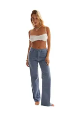 Pantalón de jean azul con corte recto y diseño de paneles en la parte inferior de la pierna.