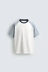 Camiseta de hombre regular fit, color blanco con mangas raglán cortas en azul claro y cuello redondo en rib azul marino.