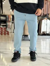 Pantalón de jean de corte recto, color celeste claro, con diseño clásico de cinco bolsillos y trabillas para cinturón.