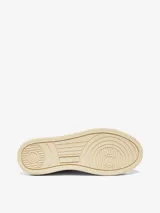 Zapatillas de plataforma Autry Medalist, con diseño inspirado en el tenis de los años 80. Presentan una combinación de cuero blanco y cuero laminado color platino, con microperforaciones en la puntera para mayor transpirabilidad y suela de plataforma alta en tono crema.