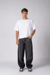 Jean de corte baggy y fit oversize, confeccionado en denim de algodón con lavado efecto gastado en color gris oscuro. Presenta costuras reforzadas en la zona de las rodillas y diseño de cinco bolsillos.