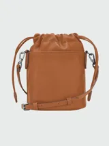 Cartera tipo bucket pequeña de cuero negro, con cierre de cordón ajustable y solapa frontal con botón a presión. Incluye correa larga ajustable para llevar cruzada.