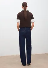 Jeans estilo balloon de tiro alto y cinco bolsillos, confeccionados en tejido de algodón vaquero en color azul oscuro.