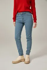 Pantalón de jean azul de corte skinny y tiro medio, con bolsillos delanteros y traseros.