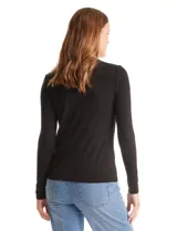Remera de modal manga larga, color negro, con escote en V y detalle de nudo frontal con abertura tipo ojal.