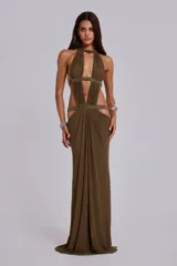 Vestido largo verde militar con escote halter profundo, recortes laterales y detalles brillantes en el cuello y la cintura.