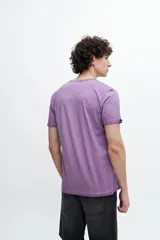 Remera magenta de corte clásico con cuello redondo y logo bordado en el pecho.