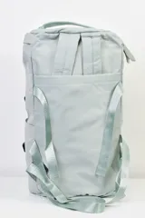 Bolso mochila azul grisáceo con múltiples bolsillos y correas ajustables.