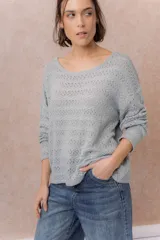 Sweater tejido calado color beige, con escote amplio y mangas largas de calce relajado.