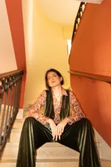 Chaleco de terciopelo azul con corte sastrero y botones al tono.