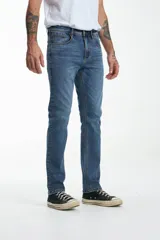 Jean de denim azul de corte slim fit.