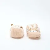 Pantuflas de felpa color beige con diseño de reno, interior forrado en material suave y detalles bordados en el frente.