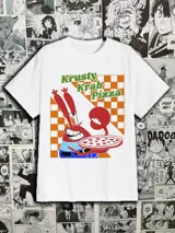 Remera blanca de algodón con estampado de Don Cangrejo con una pizza y el texto "Krusty Krab Pizza".