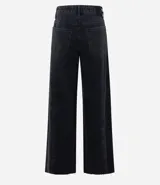 Pantalón wide leg de denim de algodón, con cintura media, cierre frontal con botón y cremallera, bolsillos funcionales y diseño con recortes transversales.