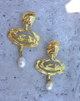 Aros colgantes de bronce dorado con diseño orgánico y perla de río natural en el extremo inferior.