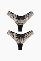 Pack de dos bombachas tipo brazilian de tiro bajo, confeccionadas en encaje floral color beige y malla negra, con cintura en V y refuerzo interior.