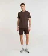 Remera deportiva masculina de manga corta con cuello redondo, confeccionada en tejido técnico con tecnología Dry para mayor transpirabilidad. Presenta detalles reflectantes en los hombros y un diseño liso en color verde melange.