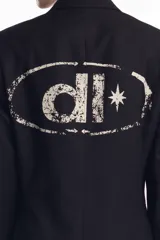 Blazer negro con parches y estampado en serigrafía.