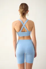 Calza corta tipo biker de tiro alto, color celeste, con cintura ancha para un ajuste cómodo y adaptable. Confeccionada en microfibra de poliéster con elastano, ofrece secado rápido y protección solar UVA/UVB 50+.