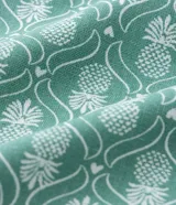 Blusa verde con estampado de piñas, escote cuadrado con elástico, mangas cortas abullonadas y corte holgado.